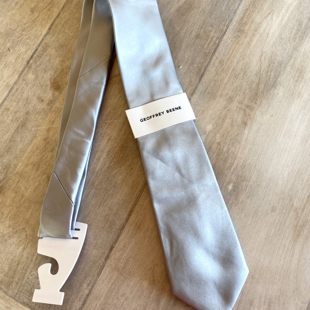 Geoffrey Beene sliver tie. NWT